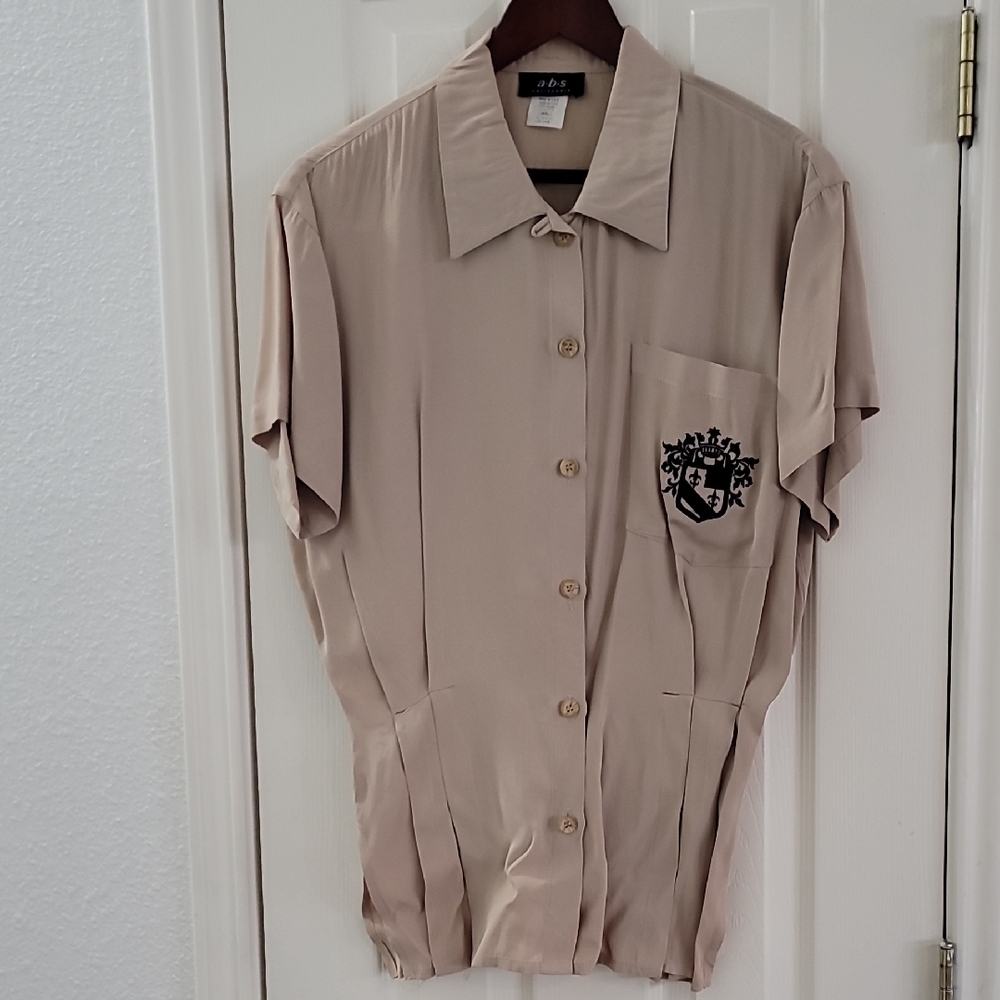 Vintage Ladies Beige Short Sleeve Button-Up Shirt With Crest Like Logo Sz Small